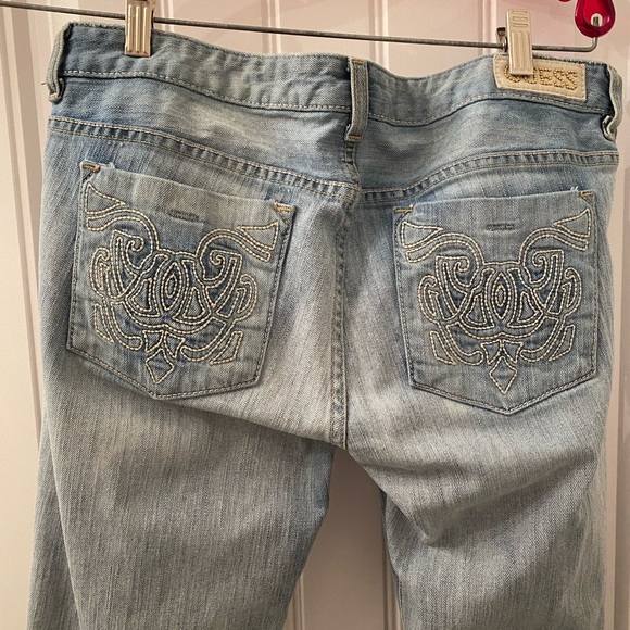 Guess Women’s Size 31 Scarlet Slim Bootcut Jeans in Light Denim - Picture 1 of 12